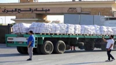 قافلة «زاد العزة» الـ 71 تدخل إلى الفلسطينيين بقطاع غزة