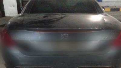 كشف ملابسات تداول تعليق مدعوم بصور بقيام قائد سيارة بتثبيت لوحات معدنية مخالفة على سيارته