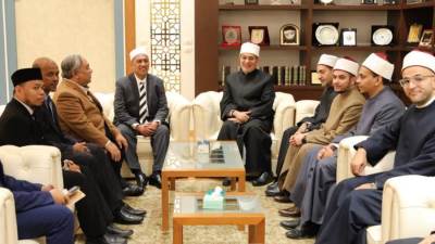 مفتي الجمهورية يستقبل وفدًا من المسؤولين الدينيين بولاية بهانج الماليزية لتعزيز التعاون الإفتائي والتدريبي