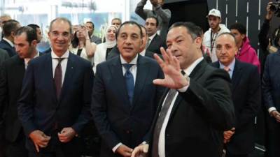 رئيس الوزراء يتفقد جناح شركة اورنچ مصر بمعرض Cairo ICT 