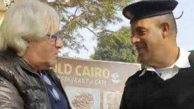  كشف حقيقة تداول فيديو بقيام أجنبي بعرض مبلغ مالي على أحد أفراد الشرطة