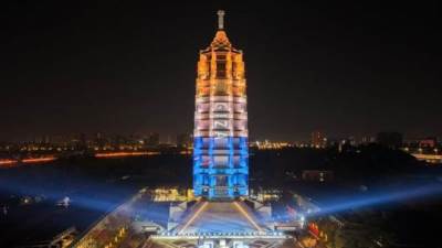 إضاءة برج بانجينج الصيني باسم محافظة الجيزة بعد مشاركتها في قمة البلديات العالمية