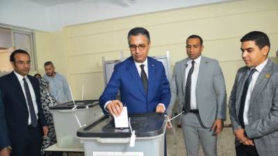 وزير التموين يدلي بصوته ويؤكد: المشاركة في الانتخابات واجب وطني