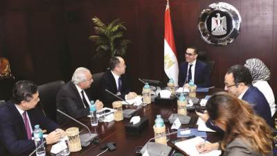 وزير الاستثمار يبحث مع وفد شركة إطارات مشروعاتها الاستثمارية في مصر