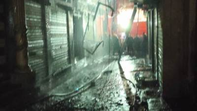 محافظ الدقهلية يتابع جهود السيطرة على حريق مخزن سوق الخواجات بالمنصورة