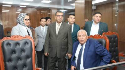 محافظ الوادي الجديد يتابع انتظام العملية الانتخابية بالوادي الجديد عبر مركز الشبكة الوطنية