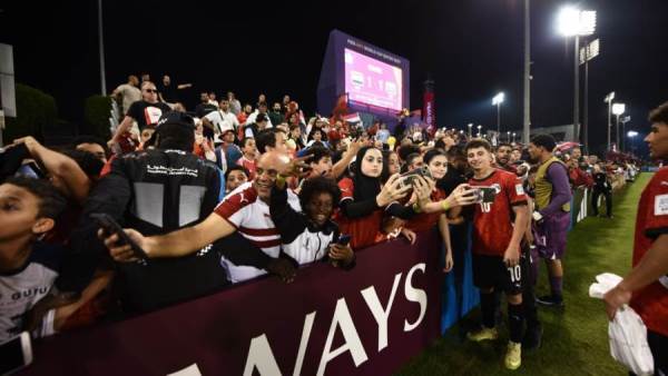 بالسيلفي والأحضان.. احتفالات نجوم الفراعنة في المونديال "صور"