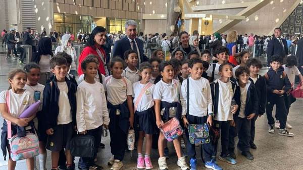 شريف فتحى يقوم بجولة بالمتحف المصرى الكبير لمتابعة حركة الزائرين