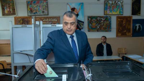 وزير الإنتاج الحربي يدلي بصوته في انتخابات مجلس النواب "صور"