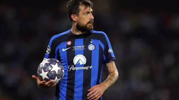 الهلال السعودي يسعى لضم أتشيربي مدافع إنتر ميلان