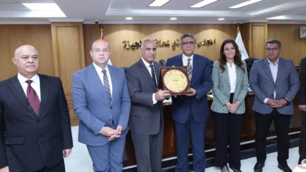 محافظ الجيزة يكرّم المهندس منصور بدوي تقديرًا لمساهماته في تطوير منظومة مياه الشرب 
