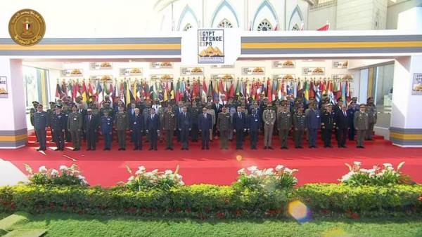 الرئيس السيسي يتوسط صورة تذكارية للمشاركين في معرض "إيديكس 2025"