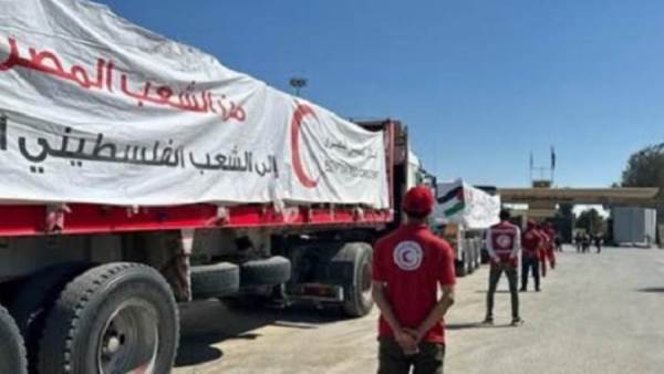 قافلة "زاد العزة" الـ 87 تدخل إلى الفلسطينيين بقطاع غزة