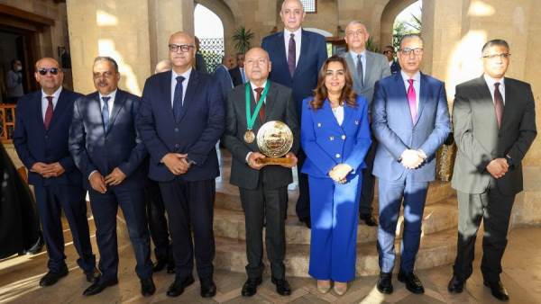 وزيرة التنمية المحلية تهنئ "إبراهيم صابر" لفوزه بجائزة "أفضل محافظ عربي"