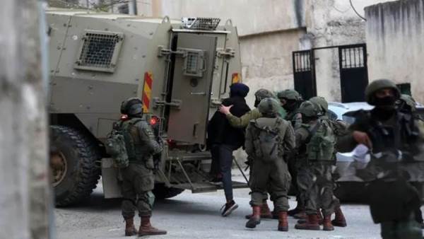 قوات الاحتلال الإسرائيلي تعتقل 40 فلسطينيًا على الأقل من الضفة الغربية