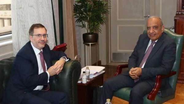 وزير الكهرباء والطاقة المتجددة يستقبل سفير بريطانيا