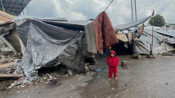 المكتب الإعلامي الحكومي بغزة: انهيار 13 منزلًا وغرق 27 ألف خيمة بسبب المنخفض الجوي